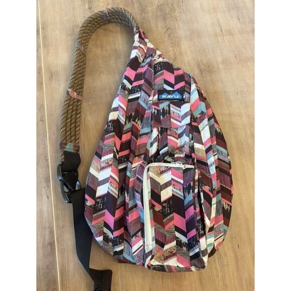 KAVU Rope Sling Bag Womens One Size Chevron Print Travel Outdoors Pockets Backpa - Picture 1 of 7